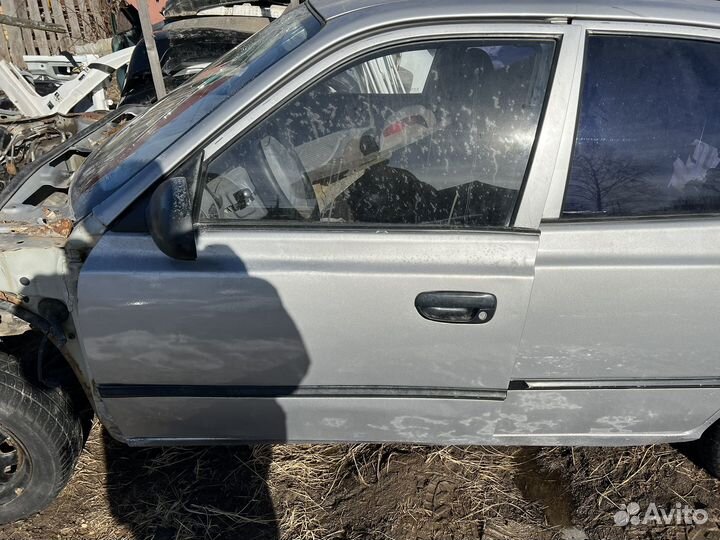 Передняя левая дверь на hyundai Accent