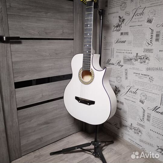 Гитара с широким грифом белого цвета