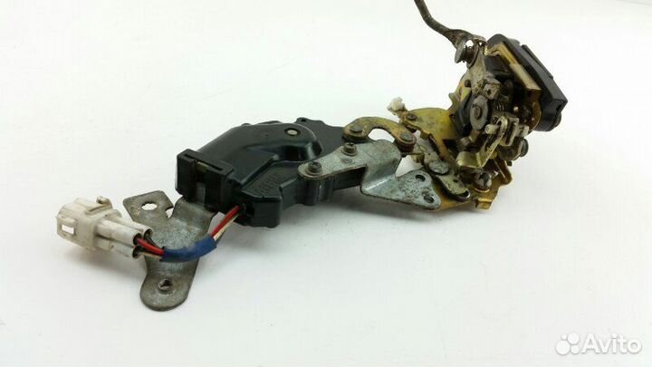 Замок двери задний левый Toyota Camry VZV30 1990