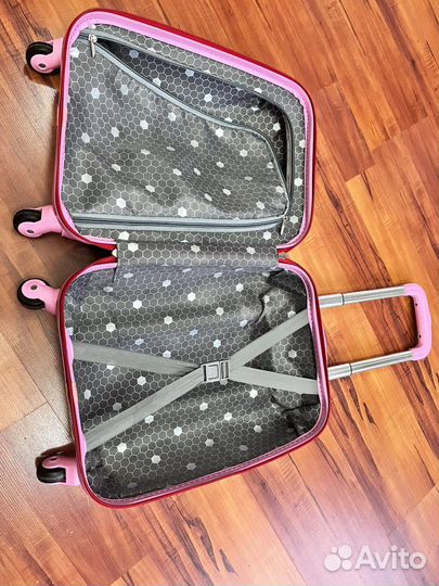 Чемодан на колесах пластиковый