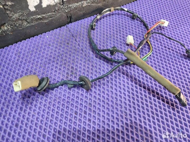 Коса двери передняя правая Nissan Vanette