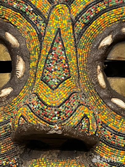 Редкая африканская деревянная маска с бисером