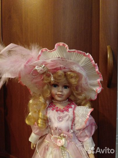 Фарфоровая куколка 35 см
