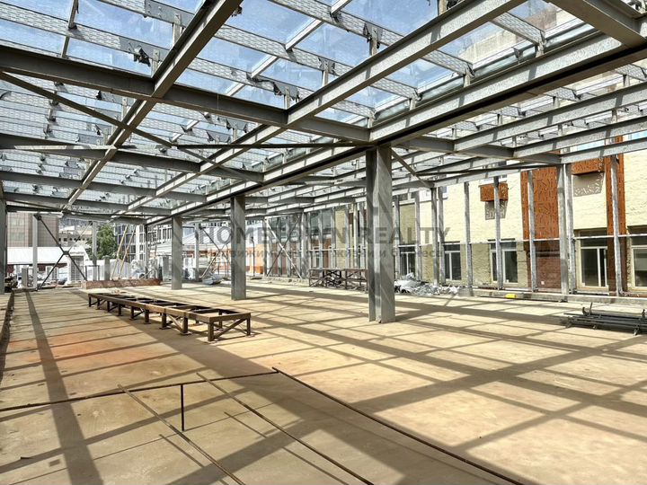 Здание с Большими Панорамными Окнами - 1130 м²