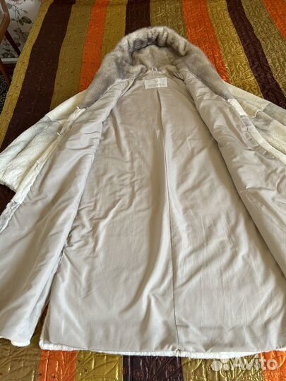 Продам бежевую шубу из бобра с капюшоном из норки