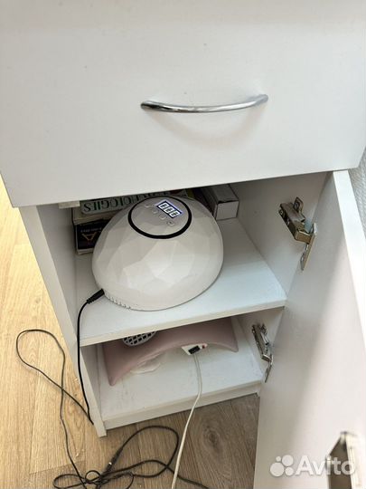 Маникюрный стол