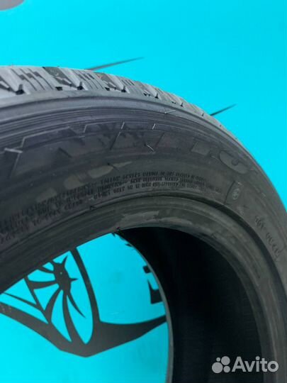 Nitto Therma Spike (NTSPK-B01) 215/50 R17 91E