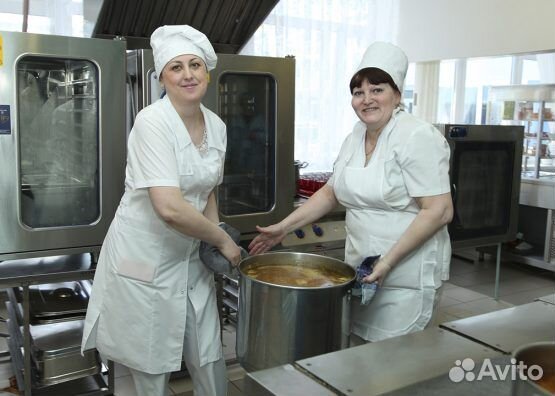 Повар- кассир в ресторан. Повар блинопек. Повар женщина. Кухонный работник. Повар мужчина и женщина.