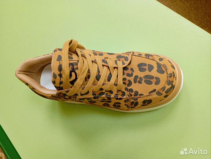 Кроссовки женские