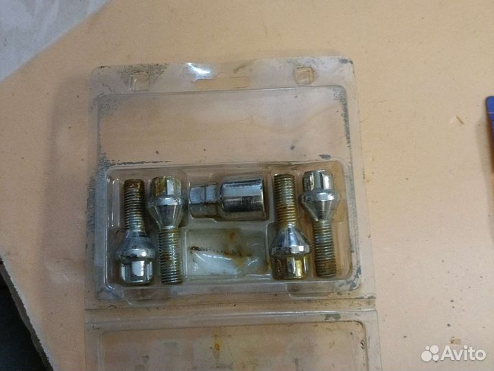 Комплект секретных колёсных болтов/гаек Herzog