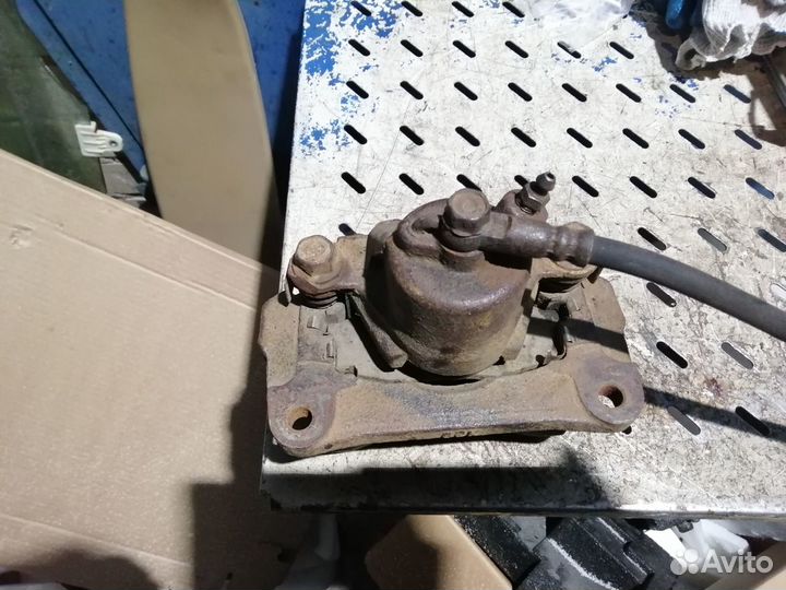 Суппорт задний левый Toyota Land Cruiser 200