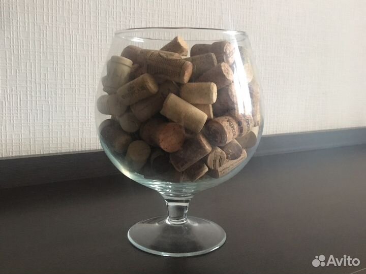 Бокал бренди с пробками