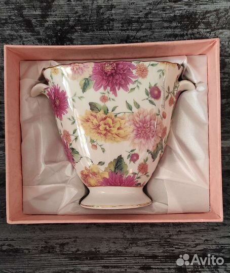 Шкатулки, ваза, икорница из фарфора