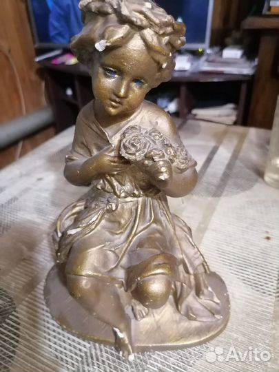 Гипсовая фигура девушка С цветами