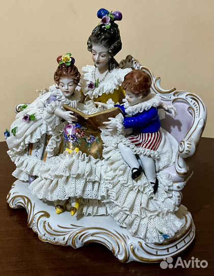 Чтение книги. Кружевной фарфор. Volkstedt
