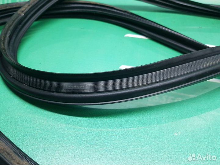 Уплотнительная резинка багажника Pontiac Vibe L4