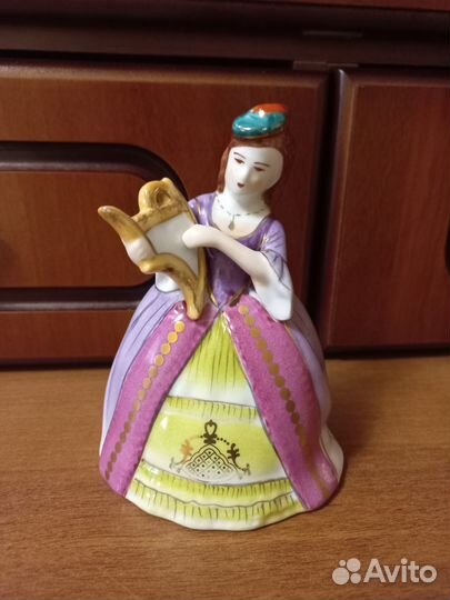 Статуэтка фарфор Дама с лирой