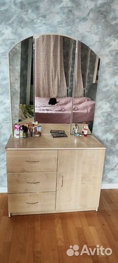 Туалетный столик с зеркалом