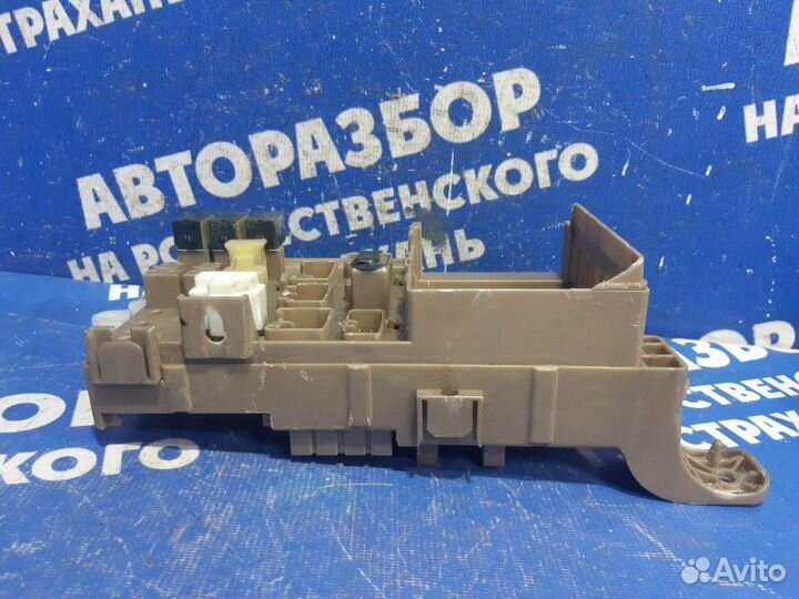 Блок предохранителей салона Toyota Corolla 120