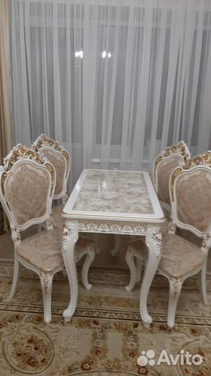 Кухонный стол и стулья