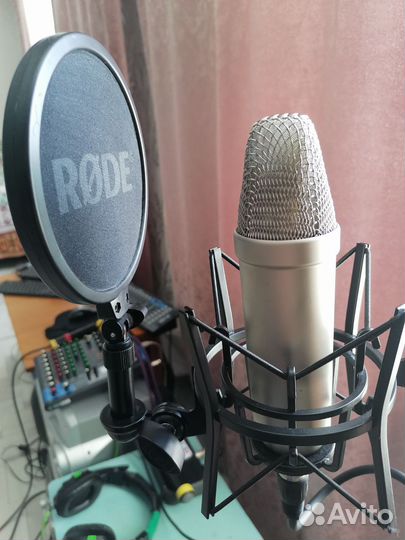 Продам студийный микрофон Rode Nt1 A
