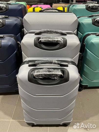 Чемодан на колёсах ударопрочный S (светло-серый)