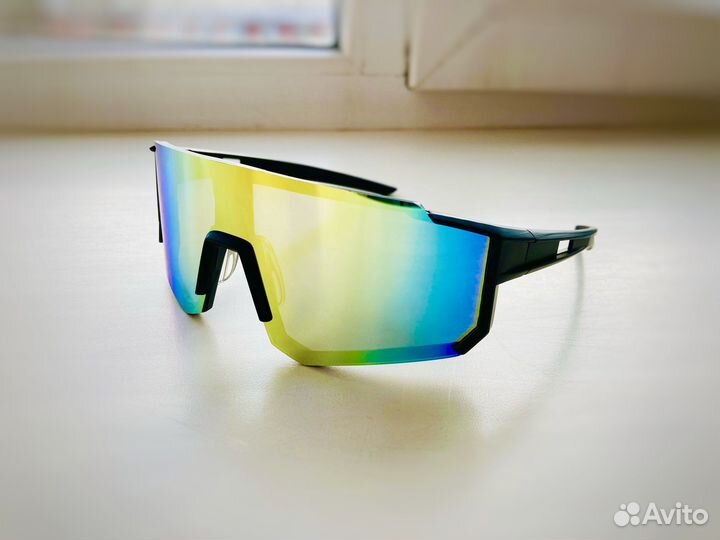 Чёрные спортивные солнцезащитные очки