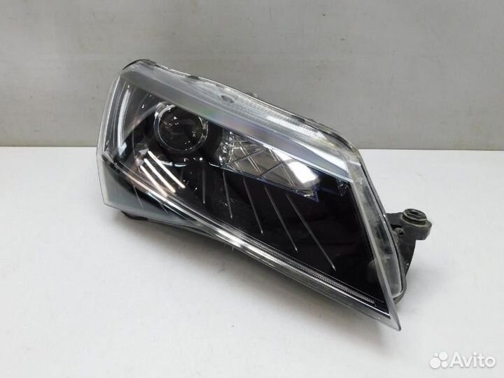 Фара правая Skoda Superb