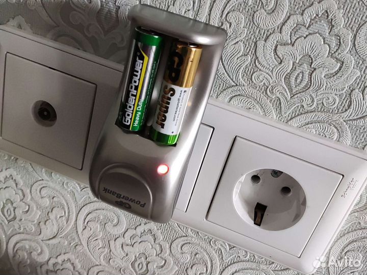 Зарядное устройство для аккумуляторов типа AA/AAA