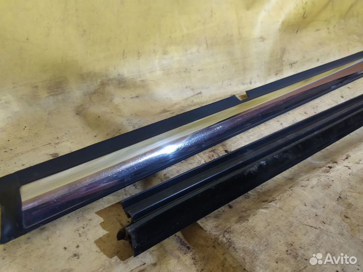 Уплотнитель стекла двери Cadillac SRX 2003-2009