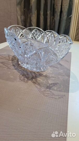 Большая хрустальная ваза на ножке