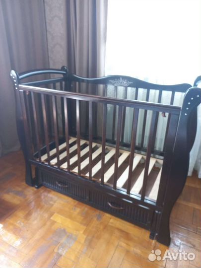 Детская кроватка с маятником и ящиком