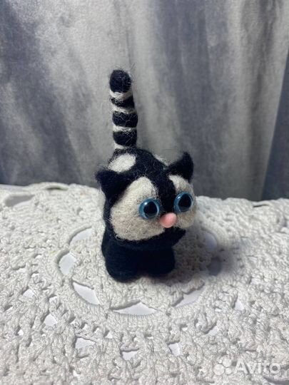 Теплый котёнок из шерсти валяние