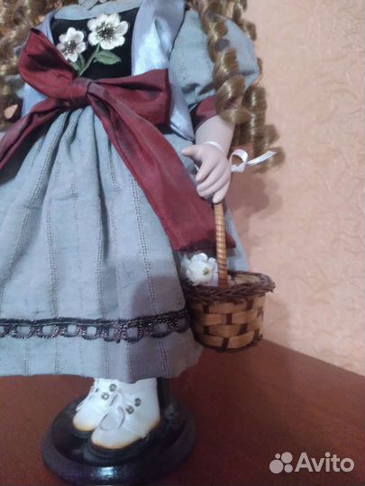 Кукла фарфоровая