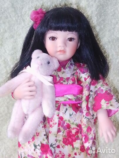 Кукла фарфоровая коллекционная Paulinette Айко