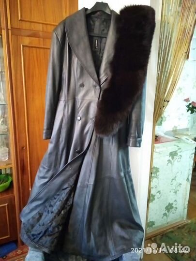 Кожаное зимние пальто с песцом
