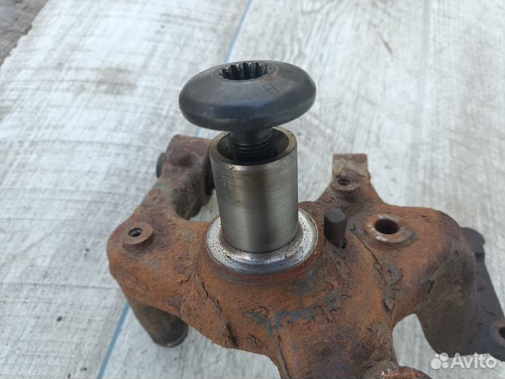 Кулак задний левый Octavia A5 Superb Jetta Golf