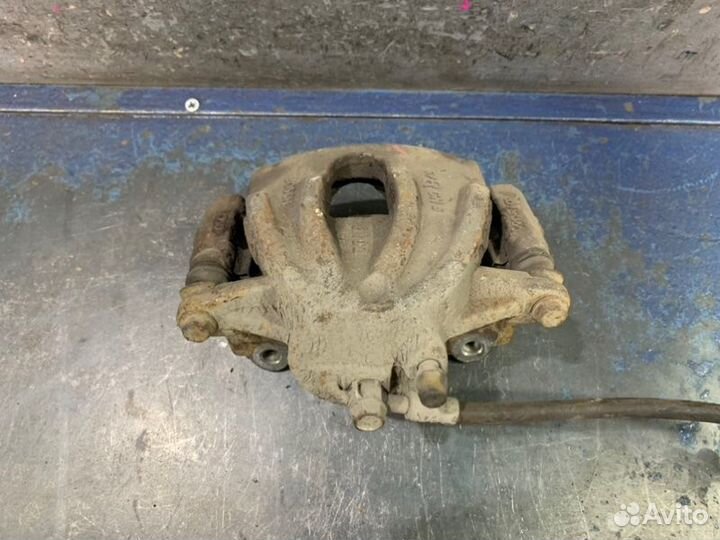 Суппорт передний правый Toyota Avensis T25