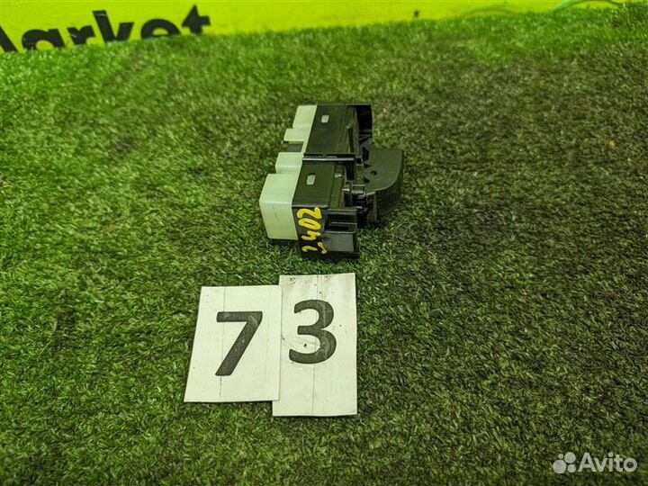 Кнопка стеклоподъемника передняя левая Toyota