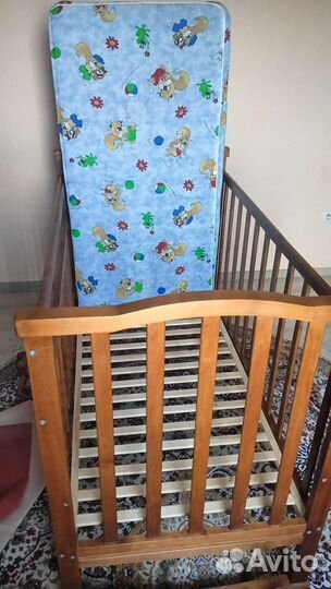 Детская кроватка с маятником