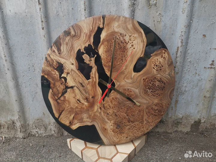 В наличии настенные часы река из слэба и смолы