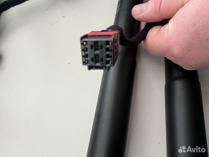 Новый электропривод багажника VW Touran 5TA827851E