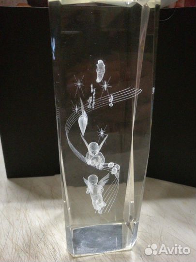 Ангелы в призме из оргстекла