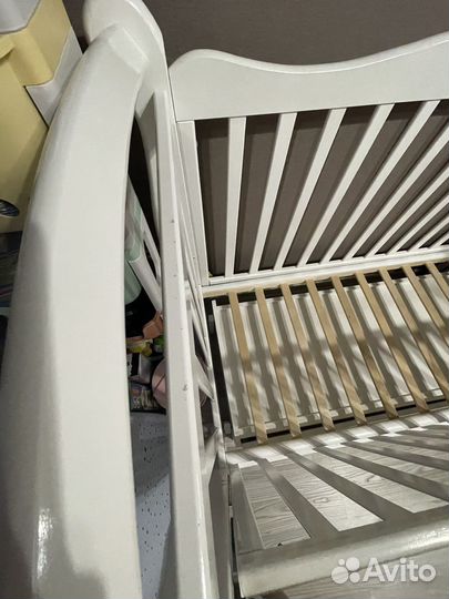 Детская кроватка с маятником