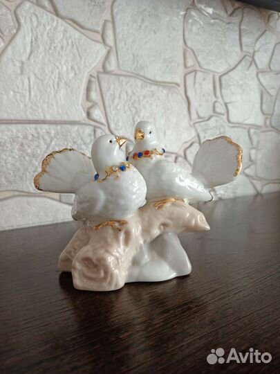 Фарфоровая фигурка голуби