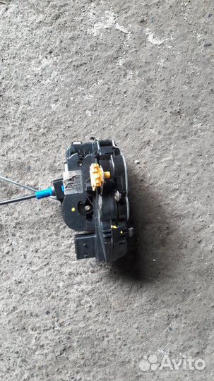 Замок двери передний правый Opel Astra J P10