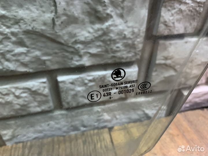 Skoda Superb Стекло двери передней левой