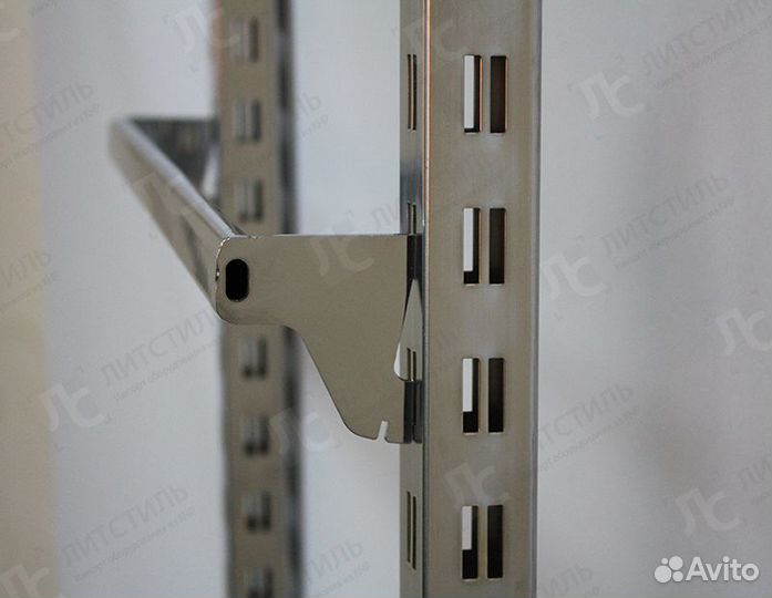 Вешало навесное для магазина одежды