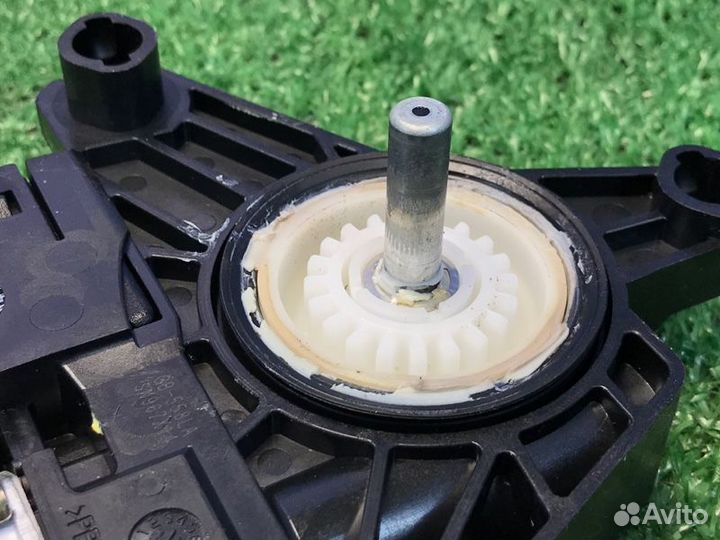 Моторчик стеклоподъемника задний левый Mercedes