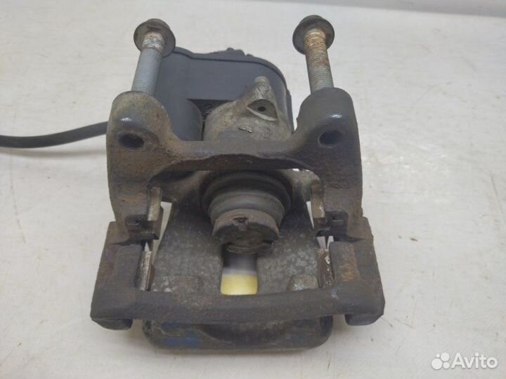 Суппорт задний левый Volkswagen Passat B6 2.0 2008